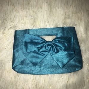 Clutch with interchangeable Bow
